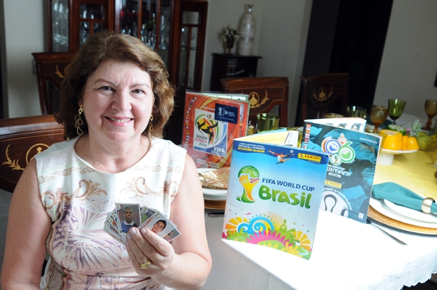 Alzira Braga tem 57 anos e conta que a principal motivação para colecionar os álbuns é a paixão pela seleção brasileira (Minervino Júnior)