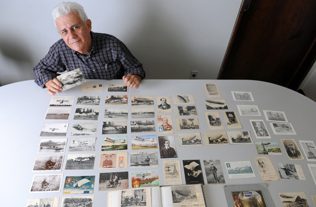 Professor de doutorado da UnB, Antônio Miranda garimpou postais por 40 países: os cartões contam a história do Brasil (Minervino Júnior/Encontro/DA Press)