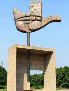 O Monumento da Mão, escultura  de  Le Corbusier, significa paz e  reconciliação: em meio ao verde  e à amplidão do espaço,  lembra a  área entre o Minhocão e a  Biblioteca da UnB (Juliana Marinho Pires/Divulgação)