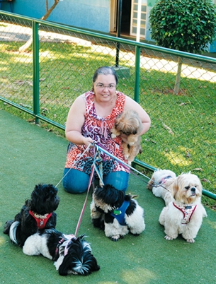 Maria Auxiliadora de Oliveira Martins, dona de seis shih-tzu: 'Assim como os seres 
humanos, os cachorros têm direito de passear, de transitar por todo lugar' (Minervino Júnior/Encontro/DA Press)