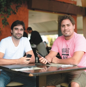 Flavio Ludgero e Renato Carvalho desenvol-veram o aplicativo Yummy: acesso ao cardápio e outras informações de restaurantes (Raimundo Sampaio/Encontro/D.A Press)