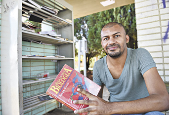 Ccero Batista Pereira venceu a fome para se  formar em medicina. Parte da conquista se  deve aos livros emprestados de paradas de nibus
 (Breno Fortes/C.B/DA Press)