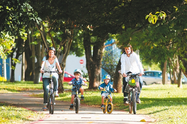 O casal Ronieli Barbosa e Uirá Lourenço, com os filhos Iuri e Cauã: nada de carro, deslocamentos por Brasília, só de bicicleta (Tina Coelho/Esp CB/DA Press)