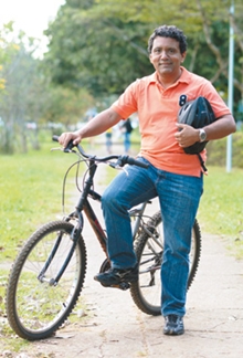Marcelo Coelho diz que os dias que consegue ir de casa para o trabalho pedalando são mais alegres e produtivos:' É muito melhor!' (Raimundo Sampaio/Encontro/DA Press)