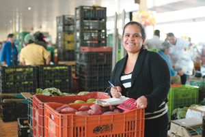 Maria Aparecida de Lima faz parte dos 70%  de produtores 
que vendem na Ceasa e são  do DF: trabalho sete dias por semana (Raimundo Sampaio/Encontro/DA Press)