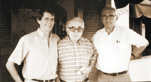 Foto histórica: o calculista Roberto Vito-  rino, com a dupla de artistas Athos Bulcão  e Lelé Filgueiras (Arquivo Pessoal/Reprodução)