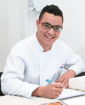 Estudante de capacitação para cozinheiro,  
Luiz Lira sempre consulta o acervo:  pesquisas para tirar dúvidas antes das aulas (Vinícius Santa Rosa/CB/DA Press)