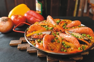 A maravilha do chef Venceslar Calaf: paella com camarões, 
anéis de lula, mexilhões, frango cozido e costelinha de porco (Bruno Pimentel/Encontro/DA Press)