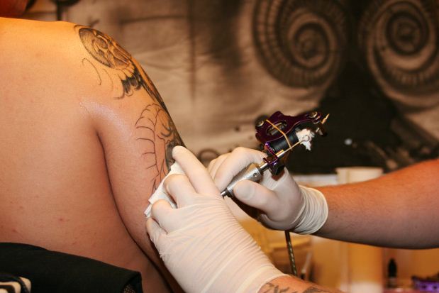 Tatuar os braços está virando coisa do passado. Muitas pessoas optam por partes do corpo inusitadas, como órgão sexual e até o branco do olho (FreeImages)