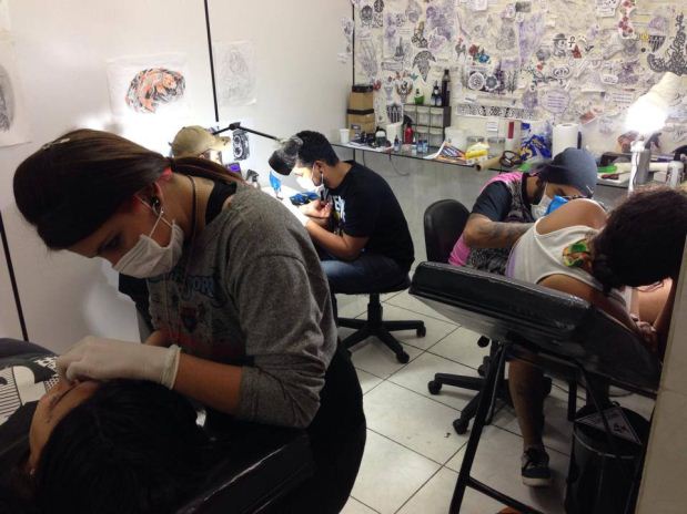 A body piercer Letícia Vaz e o tatuador Leandro Moraes (dir.) não aconselham a colocação do piercing ou a feitura da tatuagem em lugares de difícil cicatrização (Arquivo Pessoal)
