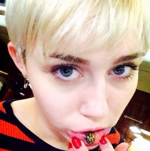 A polêmica cantora Miley Cyrus tatuou um desenho de um gatinho triste na parte interna de seu lábio inferior, o que não é recomendado por especialistas (Instagram/Miley Cyrus/Reprodução)