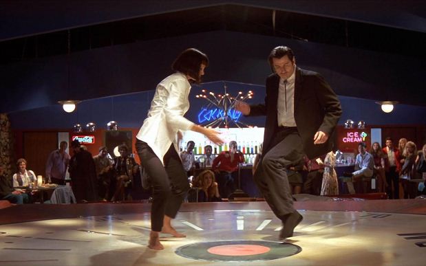 A célebre dança encenada por Uma Thurman e John Travolta até hoje é reproduzida por fãs em diferentes ocasiões, de festa de casamento a baile de formatura (Miramax Filmes/Divulgação)