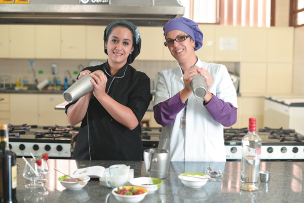 Futura chef: além de cozinhar, na faculdade, Bárbara Freire (na foto com a professora Luli Riccetto )aprendeu a fazer coquetéis, planejar cardápios e eventos (Raimundo Sampaio / Encontro / DA Press)