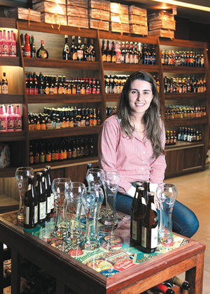 Grace Ghesti tem mestrado em engenharia  cervejeira e presta consultoria 
para quem  quer abrir microcervejarias: o mercado em  Brasília está crescendo (Minervino Júnior / Encontro / DA Press)