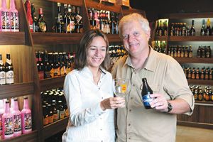 Luciana Ferreira e Antônio Jorge, proprie-  tários do Empório Soares & Souza: cervejas  especiais são para pessoas que buscam  novas experiências (Minervino Júnior / Encontro / DA Press)