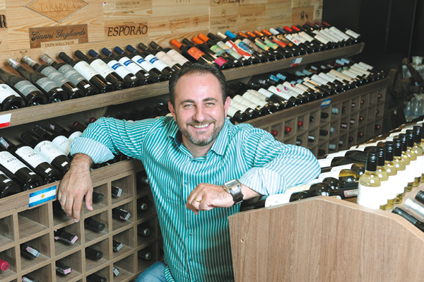 Gilberto Zortea, proprietário da Adega Baco: 'A Syrah é uma porta 
de entrada para 
o mundo do vinho, 
é mais adstringente, leve e fácil de 
se beber' (Minervino Júnior/ Encontro / DA Press)