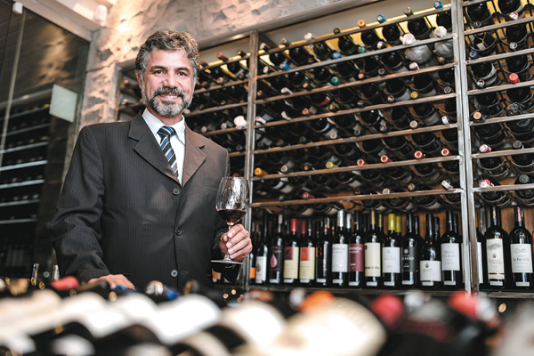 Antônio Matoso Filho, diretor da Associação Brasileira de Sommeliers (ABS): 
'A Chardonnay é uma das poucas uvas brancas que aceitam envelhecimento 
em madeira' (Bruno Pimentel / Encontro / DA Press)