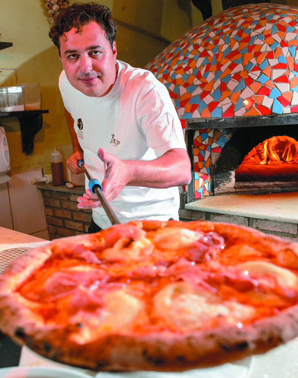 O bicampeão Gil Guimarães sugere a Marguerita Premium 
(R$ 64,40): a pizza agrada pelo sabor e a burrata do recheio surpreende pela textura cremosa (Bruno Pimentel / Encontro / DA Press)