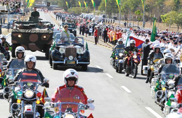 A presidente Dilma Rousseff na abertura dos desfiles de 7 de setembro em 2013 (Monique Rene/CB/DA Press)