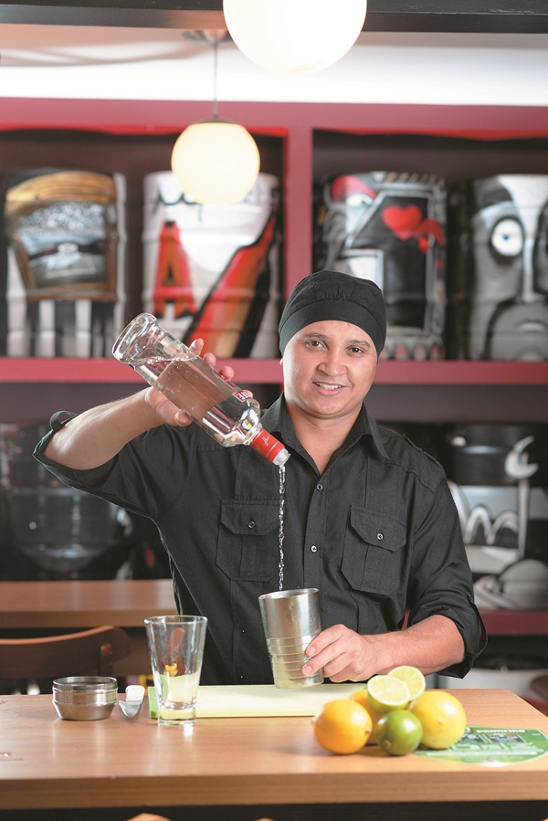Não é para qualquer um: o melhor barman da cidade, Carlos Joel chega a fazer 500 caipiroscas em um só dia no Primeiro Cozinha de Bar (Raimundo Sampaio / Encontro / DA Press)
