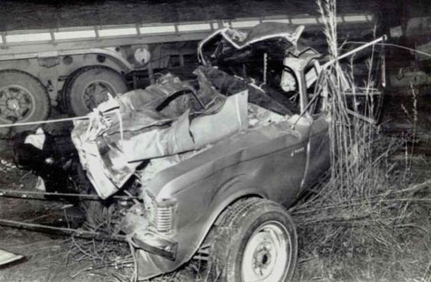 O Opala que transportava o ex-presidente Juscelino Kubitschek ficou totalmente destruído com a colisão frontal contra o caminhão (Arquivo/EM/DA Press)