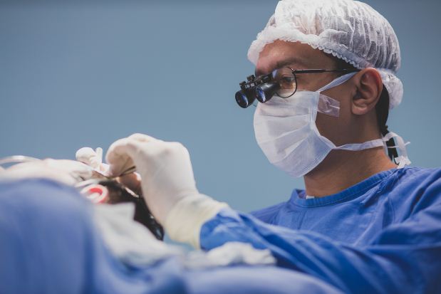 Acabar com a calvcie est na moda: apenas em uma clnica de BH o implante capilar responde por 60% das cirurgias estticas (Athos Souza/Divulgao)