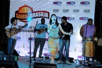 Ontem (16), quem animou o palco do Expresso do  Samba foi a cantora Carol Voigt   (Brito/Reproduo Agncia Braslia)