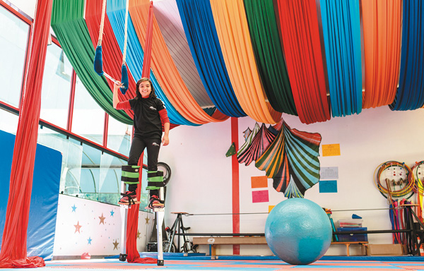 A aula de circo é a preferida de Luiza Queiroz Sampaio, aluna do Seriös: 'A professora 
me ajudou a subir na corda bamba e na perna de pau. Comecei a acreditar mais em mim' (Vinícius Santa Rosa / Encontro / DA Press)
