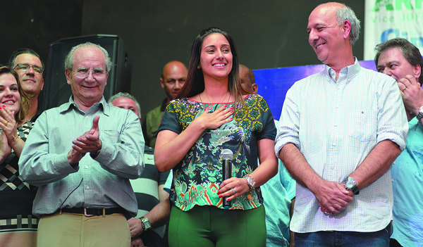 José Roberto Arruda (PR), à direita, ao lado dos seus substitutos Flávia Peres e Jofran Frejat: 37% das intenções de votos, segundo pesquisa Datafolha, divulgada em 10 de setembro (Gustavo Moreno / CB / DA Press)