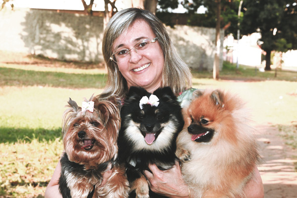 Marilaine Magalhães e seus cães: promove até amigo oculto entre pets no Facebook (Vinícius Santa Rosa/Encontro/DA Press)