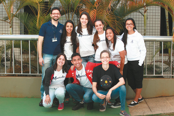 Reinaldo Córdova (em pé), responsável pelo projeto Oficina de Solidariedade, com seus alunos do Marista: formação em viés solidário e comunicativo (Vinícius Santa Rosa/Encontro/DA Press)