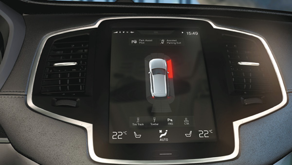 O sistema de câmeras de 360 graus permite ao motorista enxergar o carro como se estivesse sobre o veículo e é obtido por quatro câmeras: a tela no painel guia o motorista passo a passo por meio de textos e animações (Divulgação)