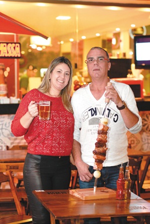 'Isso aqui é um bar carioca', diz Márcia Monteiro, ao lado do marido, Cláudio Carneiro, proprietários do Villa Carioca (Raimundo Sampaio/Encontro/DA Press)