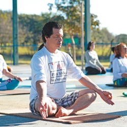 Josivaldo Oliveira pratica ioga no Parque de Águas Claras: 'É na natu-reza que podemos 
nos conectar com o todo e aprender a ficar bem e em paz em qualquer ambiente' (Raimundo Sampaio/Encontro/DA Press)