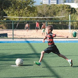 Saúde em família: enquanto Ruan treina futebol, 
o pai, Rodrigo Rocha, aproveita para correr no parque (Raimundo Sampaio/Encontro/DA Press)