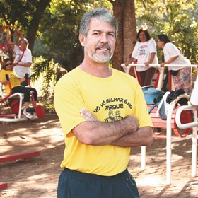 O professor de educação física Fernando Barreira está à frente do grupo Vô Vó Malhar 
no Parque Olhos D'Água, na Asa Norte: benefícios visíveis à saúde dos frequentadores (Vinícius Santa Rosa/Encontro/DA Press)