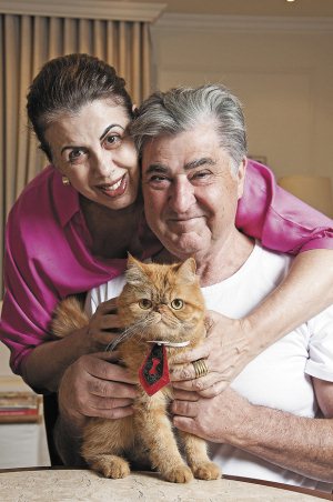 O empresário Heleno Aires e a esposa Nidia  Grecco, com o gato persa Jujuca: 'O Heleno  teve um problema sério de coração e o  nosso gato foi fundamental para sua  recuperação', diz Nidia