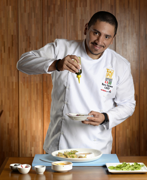 O chef Marco Espinoza é quem comanda  o menu da casa (Raimundo Sampaio/Encontro/DA Press)