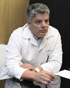 O dermatologista Ricardo Fenelon afirma  que avanço tecnológico possibilitou melhores  resultados nos tratamentos do problema (Raimundo Sampaio/Encontro/DA Press)
