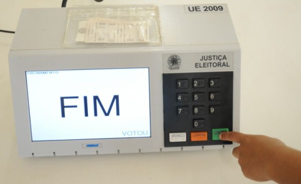 A urna eletrônica possui uma espécie de pendrive criptografado, que armazena os votos e que é levado aos TRE's para a transmissão do resultado ao TSE (Carlos Moura/CB/DA Press)