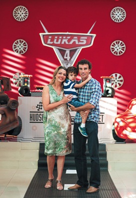 A ex-jogadora de vôlei Leila Barros, e o marido, Emanuel Rego, comemoram aniversário do filho, Lukas: investimento também é para reunir a família (Raimundo Sampaio/Encontro/DA Press)