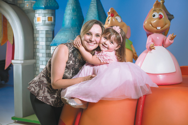 Anna Vilela investiu numa festa de Cinderela para os 3 anos da filha, Júlia: peças de decoração trazidas também da Disney e da Argentina (Raimundo Sampaio/Encontro/DA Press)
