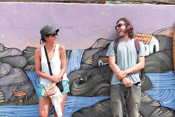 Os turistas colombianos Rafael Bermudez e Ana 
Horta acreditam que o calçamento das ruas não afetará a beleza do lugar: desenvolvimento bem-vindo (Raimundo Sampaio/Encontro/D.A Press)