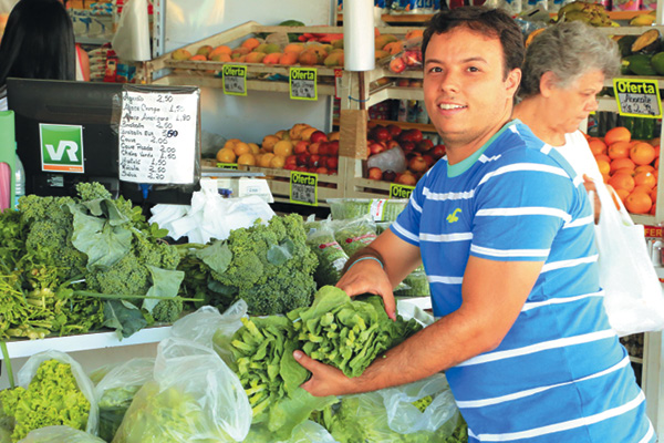 Pesquisa de mercado: Wesley Jacome aposta 
na rentabilidade 
do negócio e por isso decidiu investir em um minimercado na região norte de Taguatinga (Vinícius Santa Rosa/Encontro/DA Press)