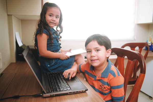 Os pais de Andressa e Miguel acreditam que os tablets são brinquedos interessantes: incentivo à leitura para baixar jogos e ver desenhos de maneira independente (Raimundo Sampaio/Encontro/DA Press)