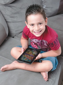 Agitado, João Gabriel ganhou um tablet quando tinha 3 anos para ficar mais calmo: funcionou tanto que hoje ele ensina os pais a mexerem no dispositivo (Raimundo Sampaio/Encontro/DA Press)