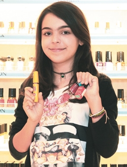 Conquista da marca: a estudante Maria Fernandes Nonino gosta de poder testar maquiagens na loja The Beauty Box (Vinícius Santa Rosa/Encontro/DA Press)