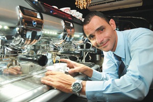 Márcio Dias, responsável pela cafeteria no Café Universal, diz 
que todas as bebidas com café são preparadas com uma composição 
de grãos selecionados, o Blend Universal: 'prata da casa' (Minervino Júnior / Encontro / DA Press)