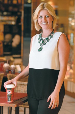 O Califórnia Coffee faz sucesso com o modelo grab and go (pegue e leve, em inglês): a franqueada Carol Hudson oferece 30 bebidas à base de café ou descafeinadas (Raimundo Sampaio / Encontro / DA Press)