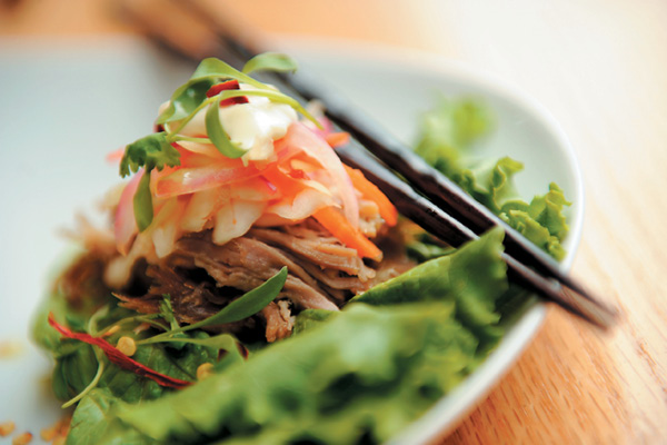 Porco assado é o principal ingrediente do prato 
sul-coreano no evento (Matt Stroshane / Divulgação)